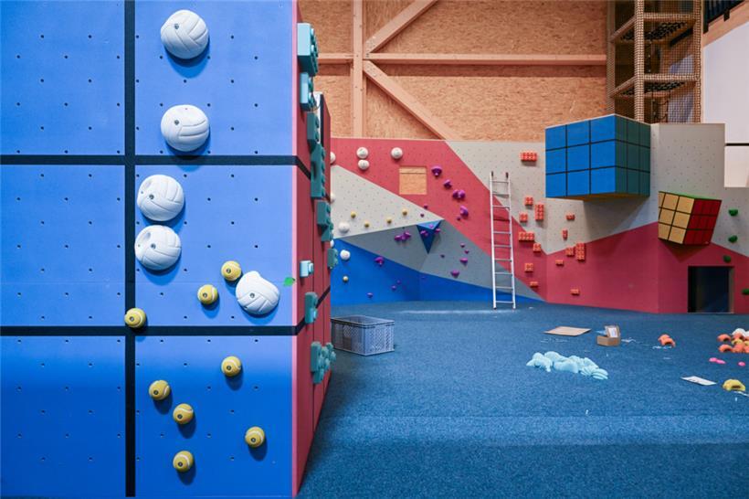 Der Kinderbereich ist mit einem blauen Teppichboden ausgestattet