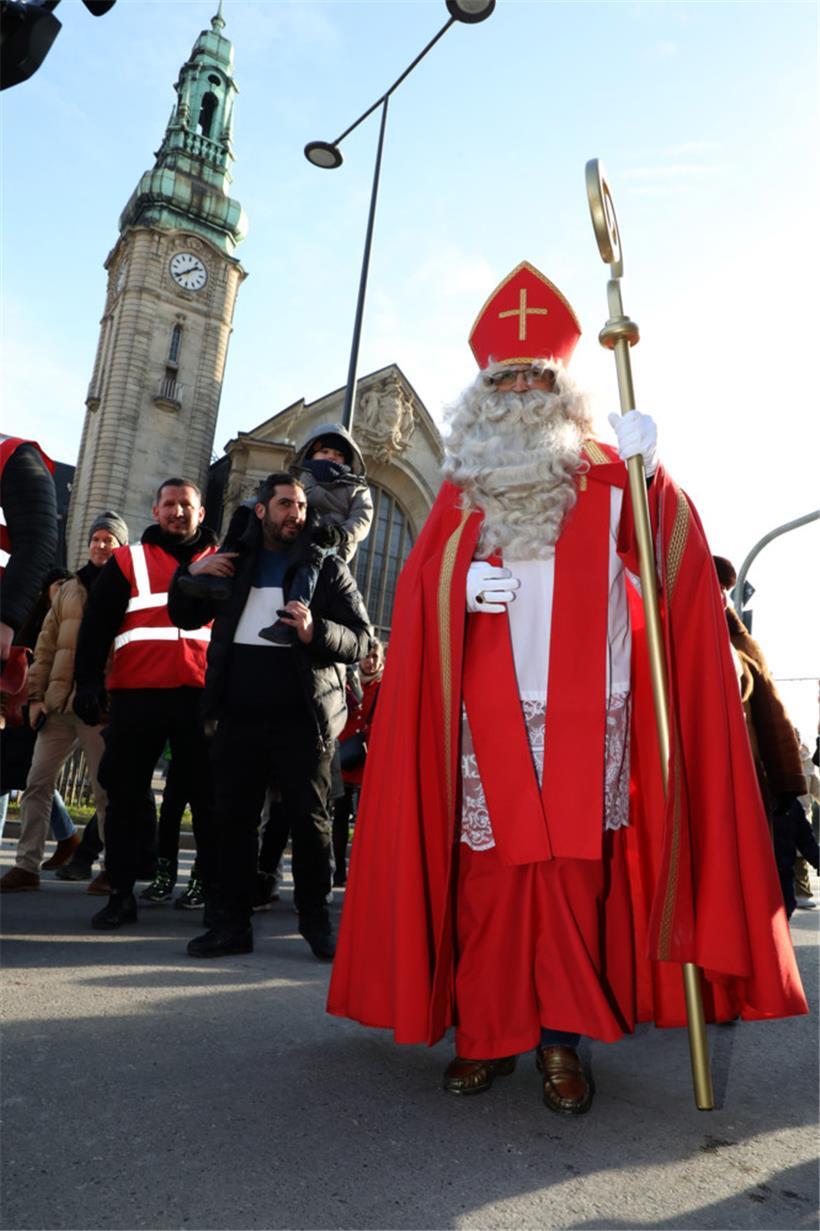 Der „Kleeschen“ dreht seine Runden durch Luxemburg-Stadt
