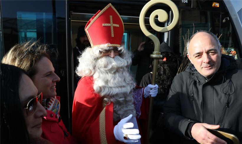 Der „Kleeschen“ kam mit der Tram, eine Verwarnung wegen Falschparkens gab es als...
