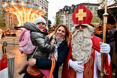 Der „Kleeschen“ stattete dem „Niklosmaart“ auf dem Pariser Platz einen Besuch ab
