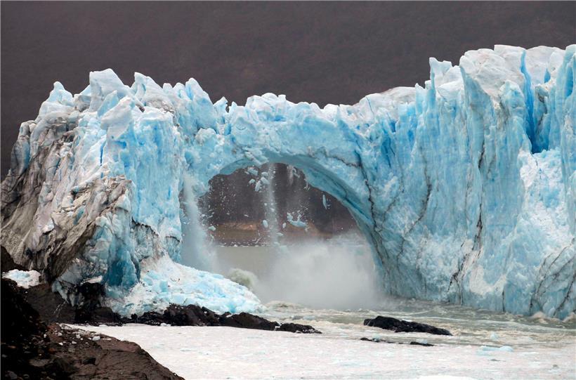 „Der Klimawandel hat für Covid-19 nicht haltgemacht“, warnt die Weltorganisation für Meteorologie. Das Bild zeigt einen Einsturz am Perito-Moreno-Gletscher im Los-Glaciares-Nationalpark im Südwesten der Provinz Santa Cruz, Argentinien.
