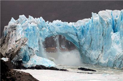 „Der Klimawandel hat für Covid-19 nicht haltgemacht“, warnt die Weltorganisation für Meteorologie. Das Bild zeigt einen Einsturz am Perito-Moreno-Gletscher im Los-Glaciares-Nationalpark im Südwesten der Provinz Santa Cruz, Argentinien.

