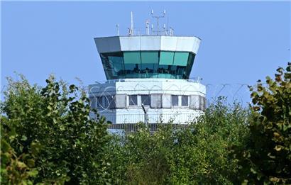 Der Kontrollturm des Flughafens Findel muss saniert oder ersetzt werden
