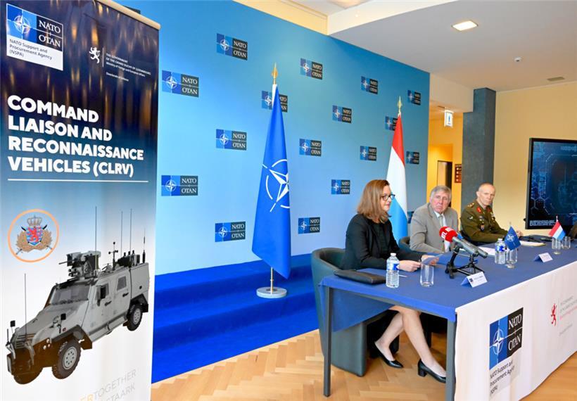 Der Kooperationsvertrag zwischen Armee und NSPA wurde am Donnerstag von NSPA-Direktorin Cummings, Minister Bausch und General Thull unterschrieben
