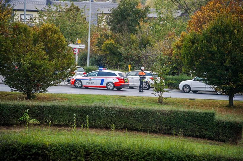 Der Kreisverkehr wurde während der Rettungs- und Bergungsarbeiten für den Verkehr gesperrt 

