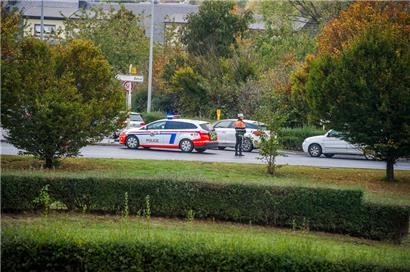 Der Kreisverkehr wurde während der Rettungs- und Bergungsarbeiten für den Verkehr gesperrt 
