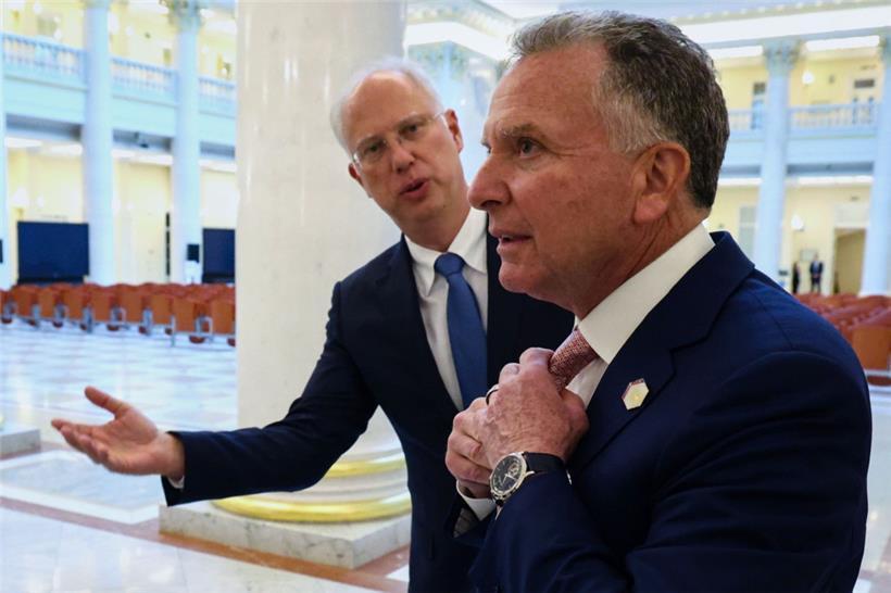 Der Kreml-Unterhändler Kirill Dmitrijew (l.) empfängt den US-Sondergesandten Steve Witkoff in St. Petersburg
