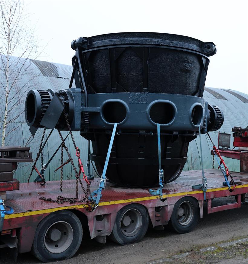 Keramischer Humpen-Krug wird vor Ort auf einen Schlackenwagen gesetzt, Industrieprozess in der Metallverarbeitung