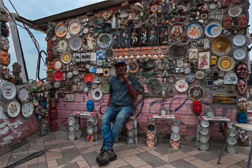 Der Künstler Estevao Silva da Conceição posiert vor seinem Haus im Elendsviertel...
