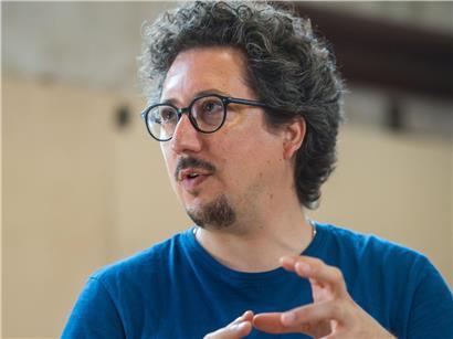 Der Künstler Marco Godinho stammt aus Portugal, ist aber inzwischen in Luxemburg aktiv - und stellt jetzt in Nancy aus