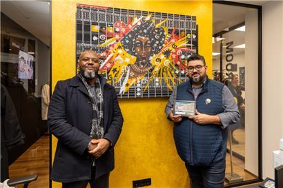 Der Künstler Nelson Neves (links) und der Gastgeber der Ausstellung, Fabio Caiano
