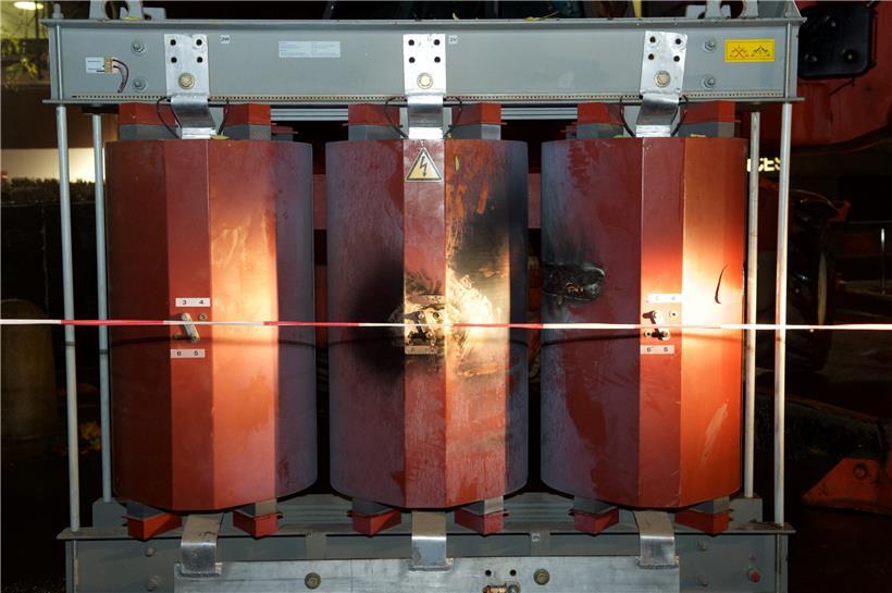 Der Kurzschluss im Transformator war so heftig, dass es sogar zu einer Rauchentw...