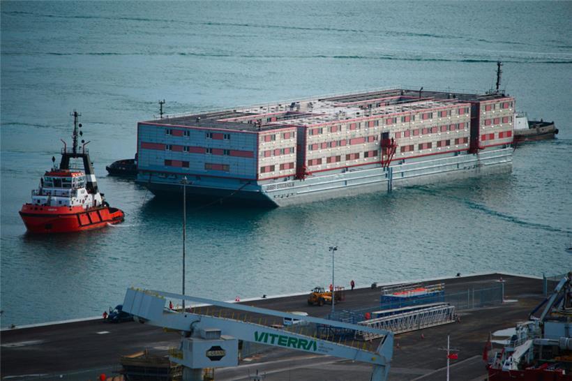 Der Lastkahn „Bibby Stockholm“ trifft in Portland in der Grafschaft Dorset ein
