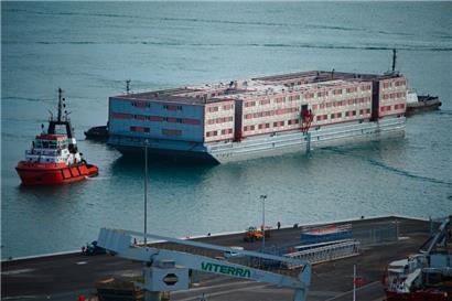 Der Lastkahn „Bibby Stockholm“ trifft in Portland in der Grafschaft Dorset ein
