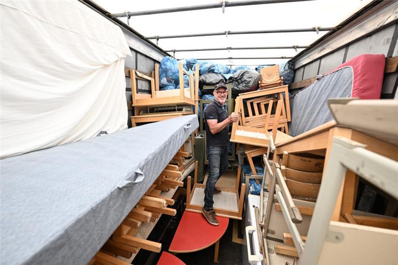 Der Lastwagen ist mit allen möglichen Hilfsgütern vollgepackt