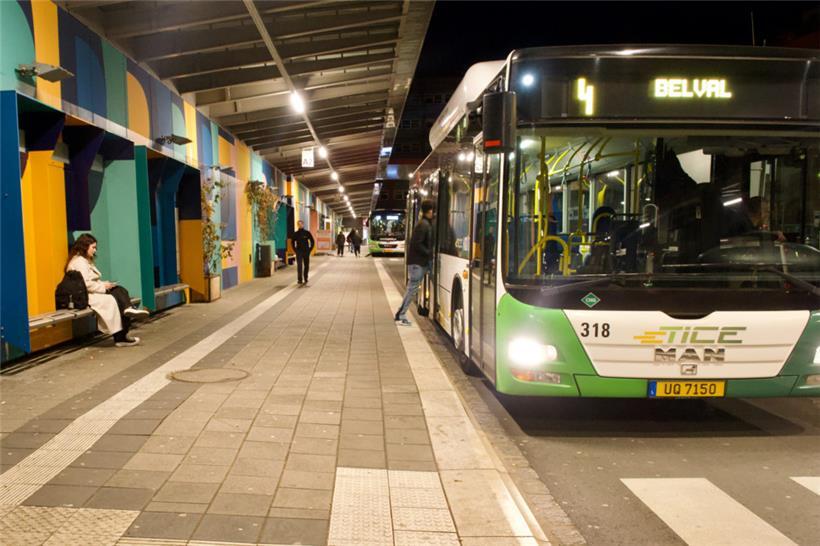 Der „Late Night“-Bus Nummer 4 steht am Escher Bahnhof zur Abfahrt bereit – eine Verbindung, die es bald nicht mehr geben könnte
