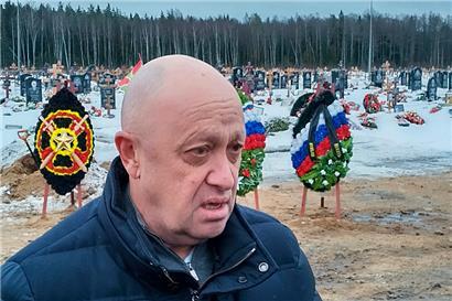 Der Leiter der Wagner-Gruppe, Jewgeni Prigoschin, nimmt am 24. 12. 2022 an der Beerdigung eines Kämpfers der Wagner-Gruppe, der während des Kriegs in der Ukraine ums Leben kam, auf einem Friedhof außerhalb von St. Petersburg teil
