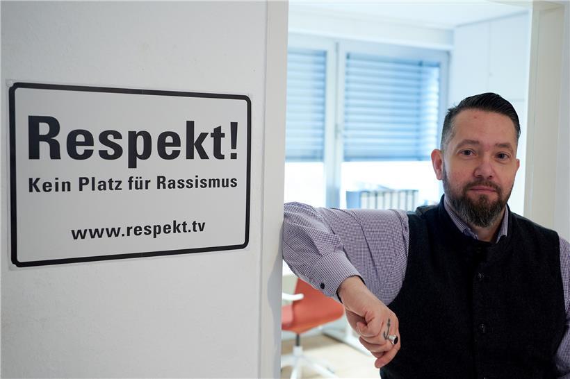 Der Leiter der mobilen Beratungsstelle m*power in Rheinland-Pfalz, Rolf Knieper, aufgenommen in seinem Büro. Opfer der rechtsextremen oder rassistischen Gewalt seien besonders häufig Migranten, politisch Andersdenkende, alternativ gekleidete Jugendliche, schwarze Deutsche, Wohnungslose sowie Schwule und Lesben
