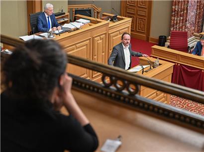 Marc Baum, Linken-Abgeordneter, spricht als Initiator der Verfassungsänderung bei parlamentarischer Sitzung