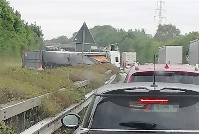 Der Lkw liegt quer auf den Fahrspuren in Richtung Luxemburg – und mit dem Führerhaus auf der Mittelleitplanke
