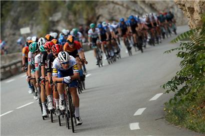 Der Luxemburger Bob Jungels und seine Mannschaft Deceuninck-Quick Step können die Tour fortsetzen
