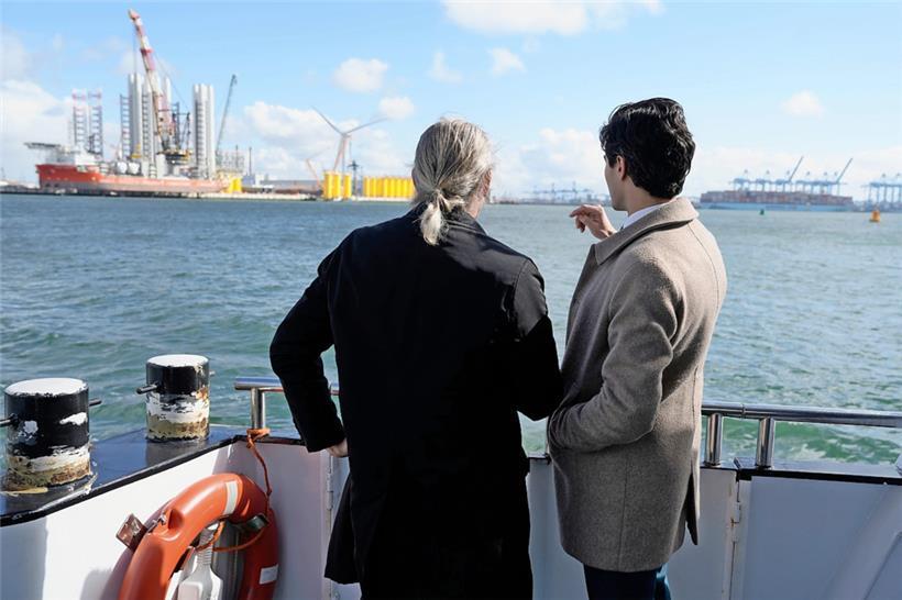 Der Luxemburger Energieminister Claude Turmes schaut sich mit dem niederländischen Energieminister Rob Jetten den Hafen Rotterdams an
