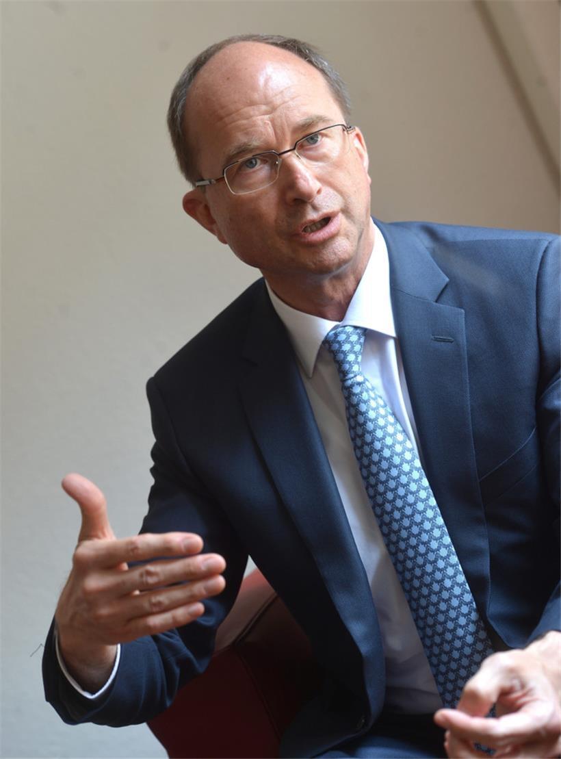 Der Luxemburger Ethikexperte Erny Gillen hat seine Studien in Luxemburg, Belgien und der Schweiz abgelegt und hat unter anderem bei der Ausarbeitung des Verhaltenskodex der Luxemburger Armee mitgewirkt
