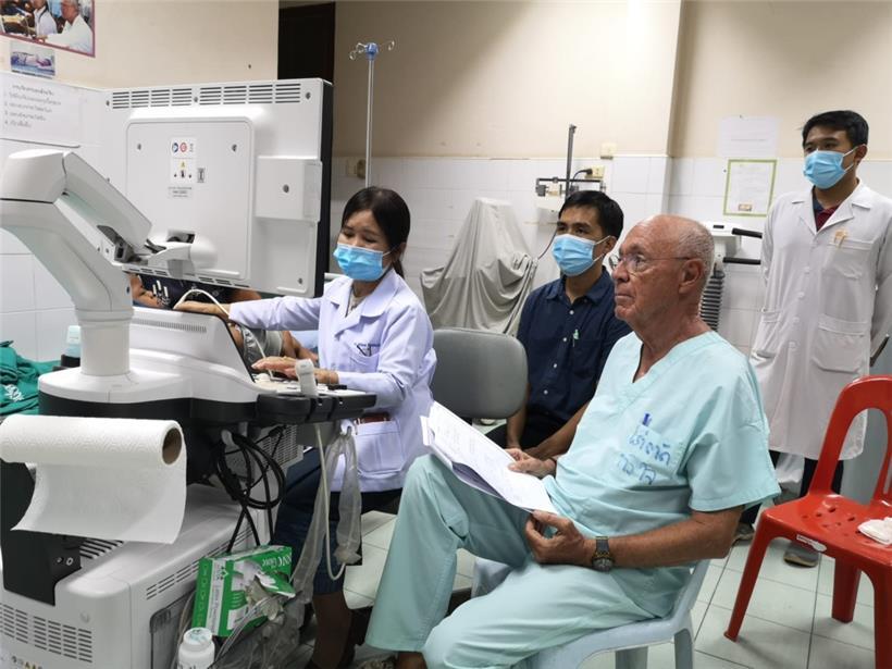 Der Luxemburger Kardiologe Dr. Richard Schneider (2.v.r.) supervidiert laotische Mediziner während einer Untersuchung an einem Patienten
