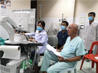 Der Luxemburger Kardiologe Dr. Richard Schneider (2.v.r.) supervidiert laotische Mediziner während einer Untersuchung an einem Patienten
