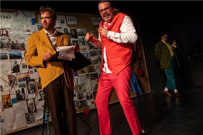 Der Makler Emil (Philippe Thelen) lässt sich von Milton Friedman (Pitt Simon) manipulieren
