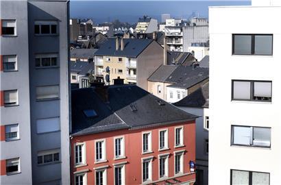 Luxemburg Stadt mit Wohngebäuden, symbolisiert anhaltenden Mangel an Wohnraum und steigende Wohnungsmarkt-Spannungen