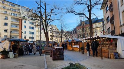 Der Markt fand auf dem neugestalteten Platz vor der Kirche statt
