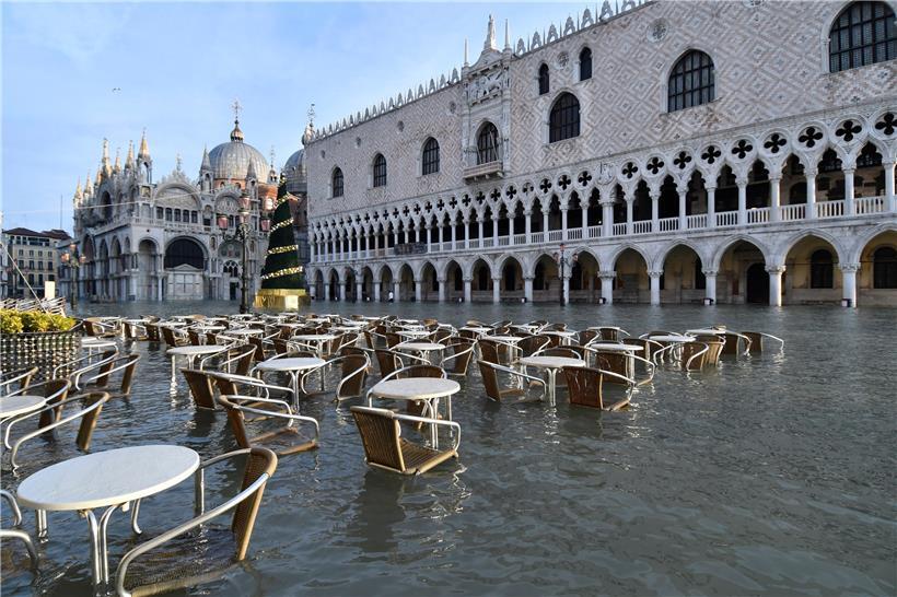 Der Markusplatz unter Wasser. Hochwasser und heftige Regenfälle setzten dem Weih...