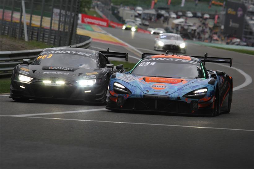 Der McLaren 720S im kultigen Gulf-Design wird von Dylan Pereiras Audi R8 LMS att...