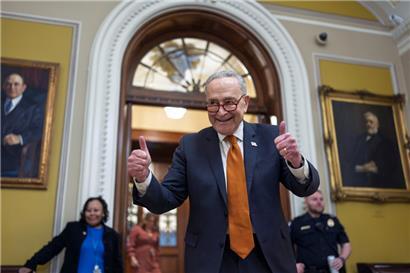 Der Mehrheitsführer im Senat, Chuck Schumer, D-N.Y., jubelt im Kapitol, als der Senat mit der Abstimmung über das Gesetz zur Finanzierung der Regierung beginnt, gerade rechtzeitig, um die Mitternachtsfrist einzuhalten
