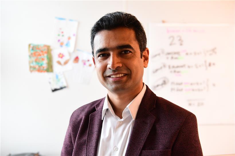 Der Mikrobiologe Mahesh Desai (38) arbeitet seit acht Jahren in Esch