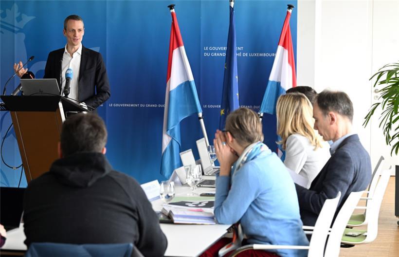 Der Minister und sein Expertenteam
