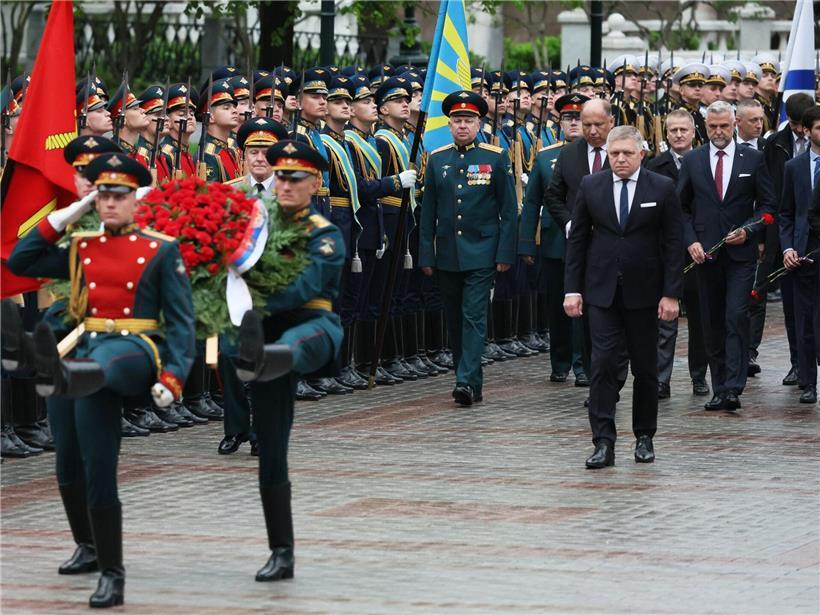 Robert Fico bei Kranzniederlegung am Grab des Unbekannten Soldaten nahe Kremlmauer, 81. Jahrestag Sieg Sowjetunion über Nazi-Deutschland