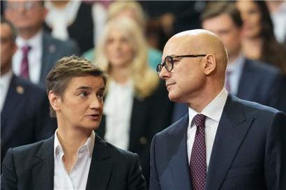 Der Ministerpräsident von Serbien, Milos Vucevic (r.), tritt zurück
