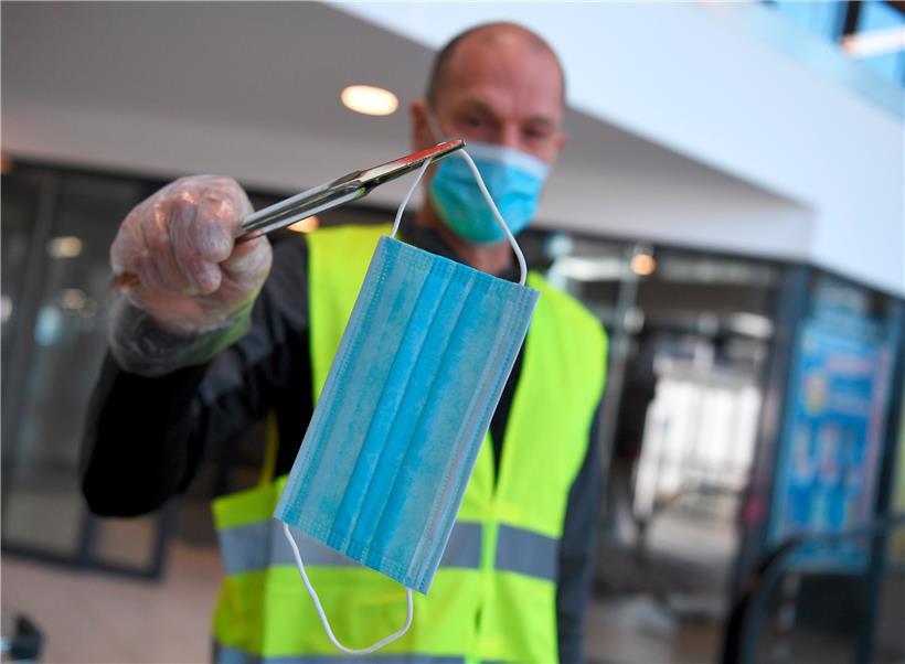Der Mitarbeiter eines Supermarktes verteilt in Wien Schutzmasken. Das Tragen von Mundschutz ist seit dem 6 April 2020 in Supermärkten ab einer Verkaufsfläche von 400 Quadratmetern verpflichtend. 

