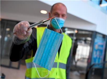 Der Mitarbeiter eines Supermarktes verteilt in Wien Schutzmasken. Das Tragen von Mundschutz ist seit dem 6 April 2020 in Supermärkten ab einer Verkaufsfläche von 400 Quadratmetern verpflichtend. 
