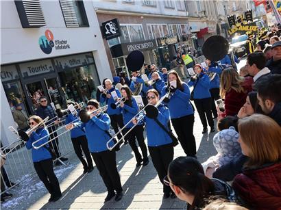 Alzettestraße als neuer Mittelpunkt der jährlichen Kavalkade mit festlichen Umzügen und fröhlichen Teilnehmern