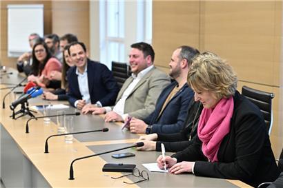 Der Moment der Wahrheit: Vertreter von insgesamt neun Parteien unterzeichnen das Wahlkampfabkommen
