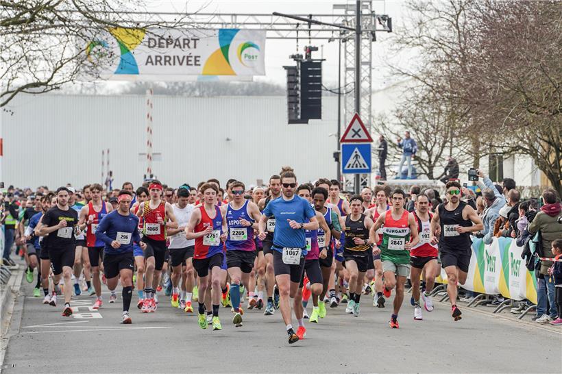 Startschuss eines Laufwettbewerbs mit Athleten, die gerade losrennen, dynamischer Sportmoment im Freien