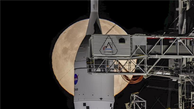 Monduntergang hinter der NASA Artemis-II SLS-Rakete und Raumschiff Orion am Nachthimmel