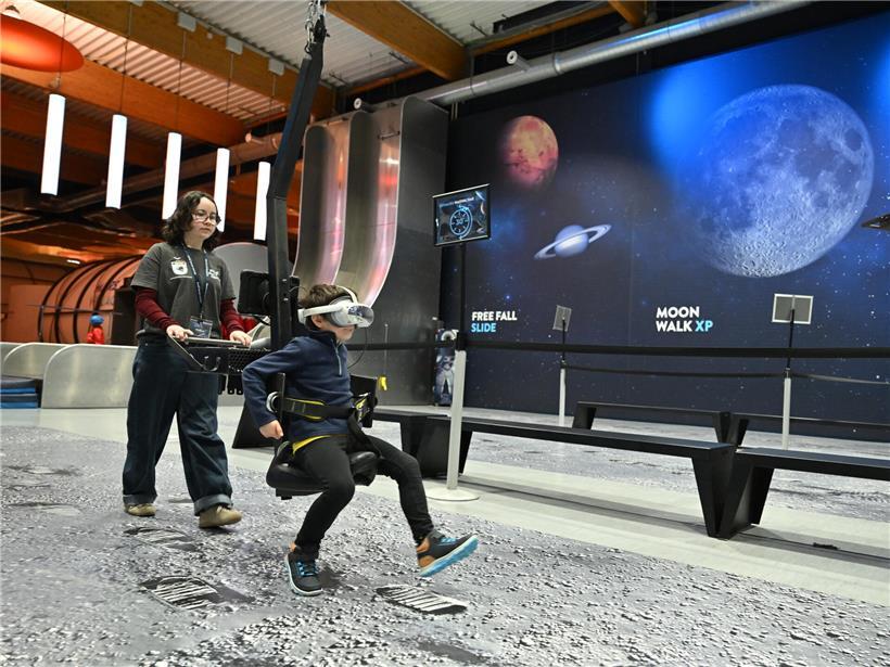 Person führt Moonwalk-Tanzschritt aus, simuliert Schwerkraft auf Mond und Mars, Weltraum-Tanzbewegung, Schwerelosigkeit