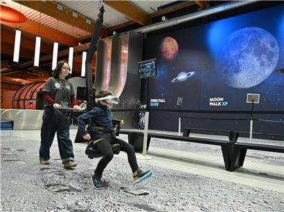 Person führt Moonwalk-Tanzschritt aus, simuliert Schwerkraft auf Mond und Mars, Weltraum-Tanzbewegung, Schwerelosigkeit