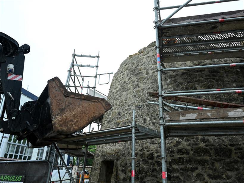 Originalgetreuer Wiederaufbau des historischen Mühlenturms vor Abbau, Denkmalpflege und Restaurierung in Deutschland