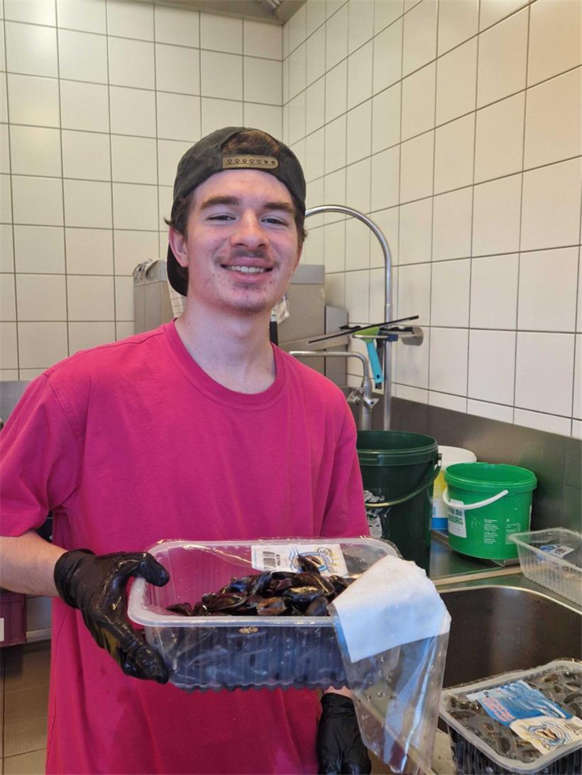 Der Muschelschrubber: Christophe hat mal im Alleingang 16 Kilo vorbereitet
