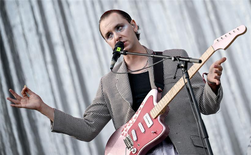 Der Musiker Drangsal (Max Gruber) trat 2022 auf dem Gelände des Lollapalooza-Festivals am Berliner Olympiastadion auf
